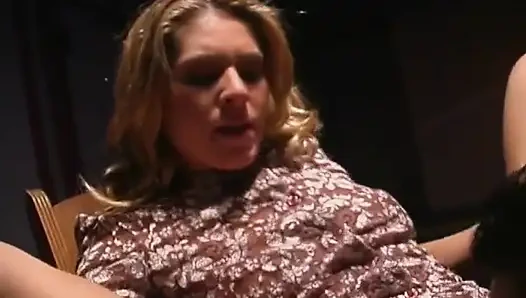 Sarışın bebeğin amcığı yutuyor ve parmaklanıyor ve damlayan orgazm oluyor