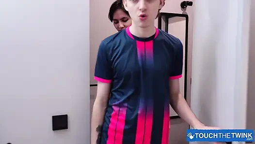 Twink Oliver Wilson Elio Pjatteryd sert yarakla masaj yapıyor