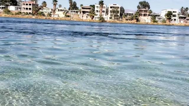 Nehirde kumaşsız bikini