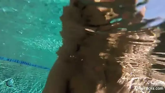 Abigail mac ve dana DeArmond yüzmeye gidiyor