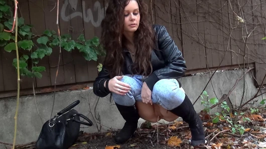 utangaç esmer çalışır kamu pissing