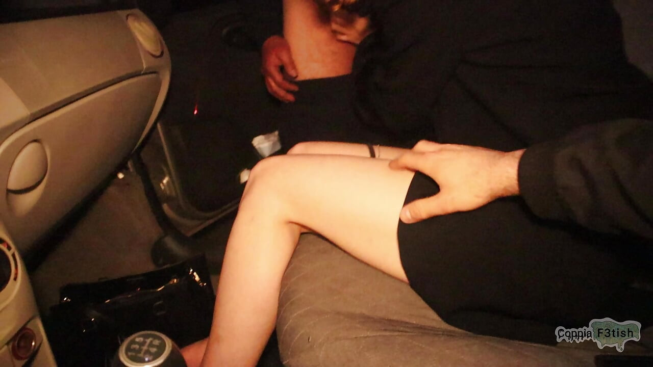 -AMA BOŞALDIN MI?- Genç Sürtük Karısı, KOCASI CUCK'İN ÖNÜNDE OTOPARKTA RÖNTGENCİ boşalma yapıyor