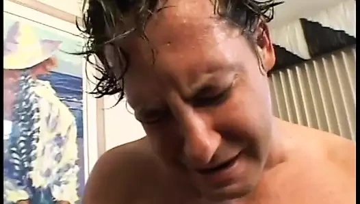 Sıcak esmer genç gets ona göt delinmiş üzerinde the kanepe