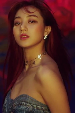 Jihyo'nun yüzünü ve göğüs dekoltesini kapatmaya hazır olun