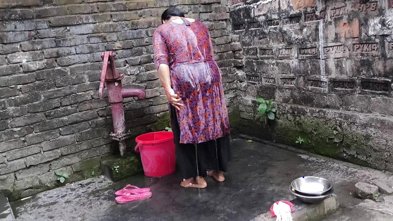 Teyzemi tuvalette çıplak banyo yaparken görüyorum ona sarıldım ve onu götten sikmeye başladım