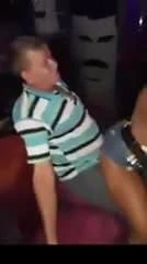 Une danseuse fait durcir une queue dans un bar