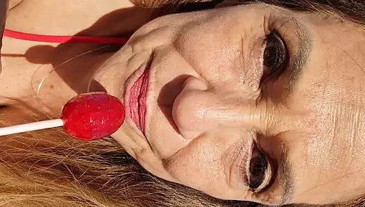 Melissa Johnson sahilde kirazlı lolipop emiyor ve yalıyor