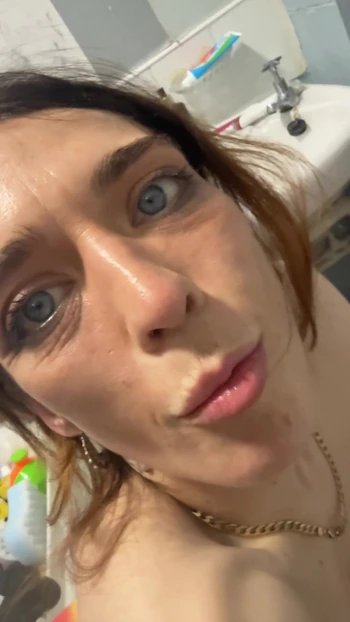 Rosey чистит ванная и туалет своим языком