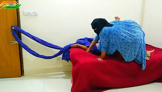 Büyük götlü ve büyük memeli orta yaşlı seksi ateşli teyze ellerini ve ayaklarını bağlayan bir adamla sikişiyor
