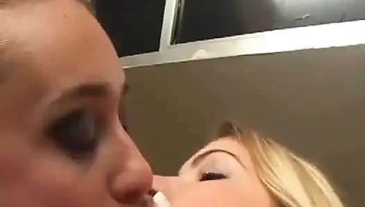 Ateşli lezbiyen klasikleri öpüyor