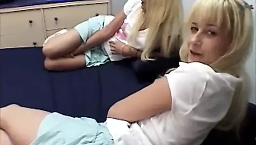 Lezbo genç yalıyor dışarı sıcak kedi