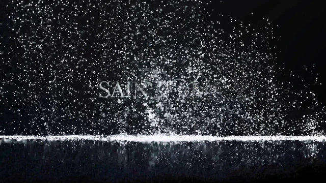 Minyon Esmer Cali Bir Yabancının Kremalı Turtasını Alıyor