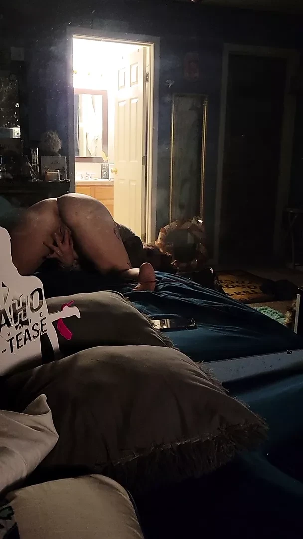 Сводная сестра мастурбирует для папочки