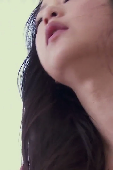 Asyalı orta yaşlı seksi kadın damlamadan önce derine biniyor
