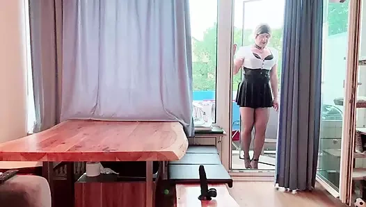 Kadın kılıklı işten eve geliyor