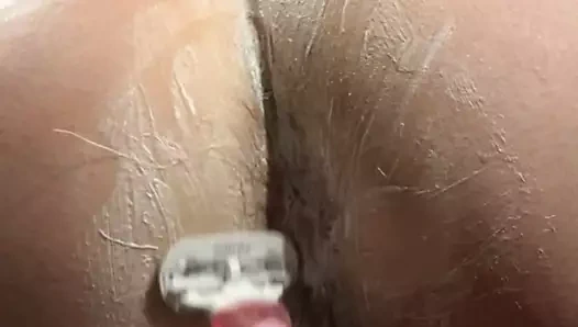 kıçını ve amını tıraş ediyor