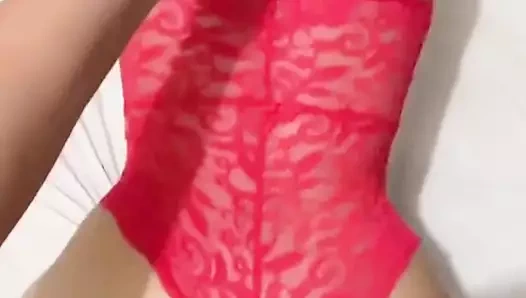 Arkadaşım fahişe kıyafetiyle beni baştan çıkarıyor ve lezzetli bir şekilde sikişiyoruz