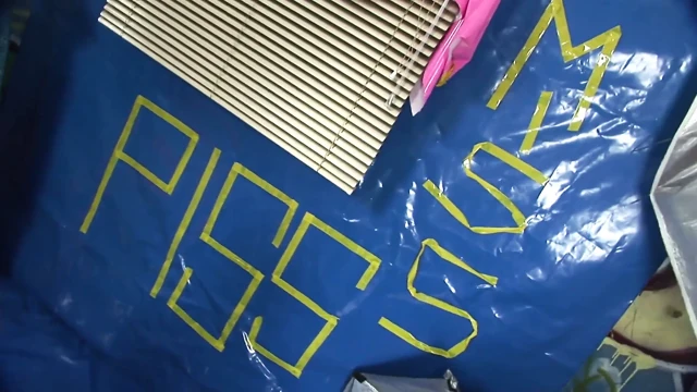 Büyük götünü sikiyor ve sonra her yerine işiyor