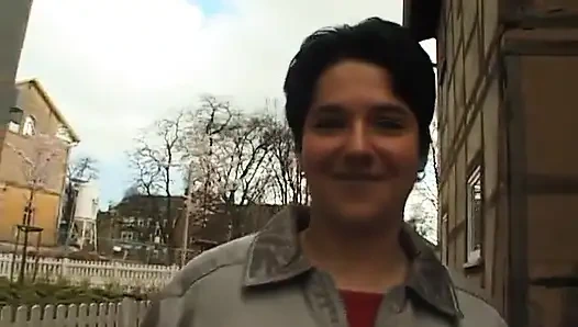 Michi, öğle yemeği sırasında tavla