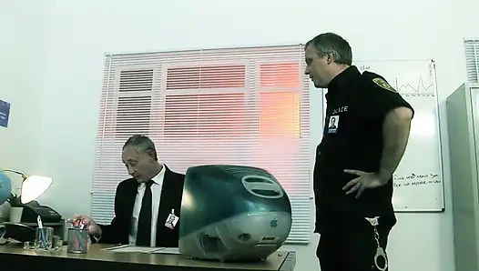 Sorun değil, polis yardım etmek için burada