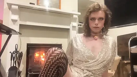 Kali tgirl ateşin yanında titreşiyor