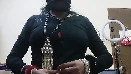 Seksi yenge amcık suyunu serbest bıraktı