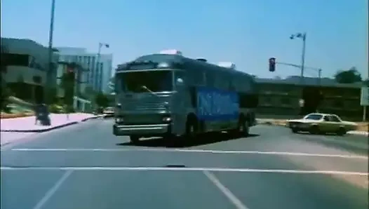 İki muhteşem orta yaşlı seksi kadın adamın büyük götünü tatmin ediyor