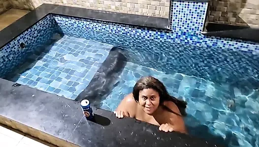 Üvey kız kardeş üvey erkek kardeşini külotunu koklarken yakalıyor ve onunla sikişiyor