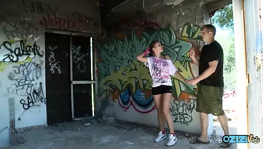 Sarışın sarkık memeler çok sert bir yarak üzerinde zıplarken sekiyor