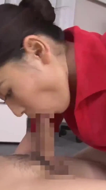Her iki eli de tombul kalçalarına kilitli ve meme uçlarını oynatıyor | Klip 3