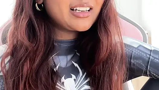 Küçük desi kız mia z mastürbasyon yapıyor ve hentai'ye tepki veriyor