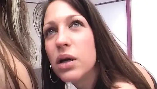 Fransa'dan iki çarpıcı lezbiyen hatun eğleniyor