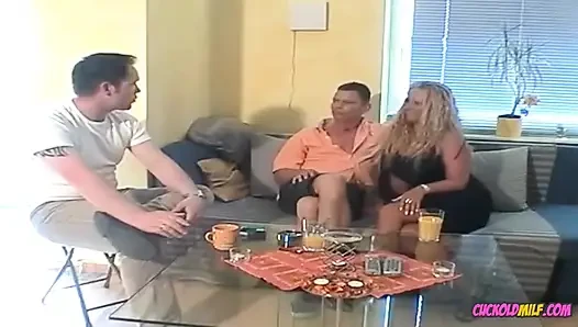 Aldatılan orta yaşlı seksi kadın - üç arkadaşım karımı sikiyor