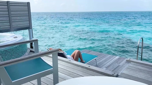 Güzel minyon hatun götünü sert sikmek için villaya davet ediyor (bakış açısı)