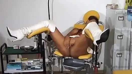 Almanya'dan gelen bu bayan amcığıyla doktor gibi oynamayı seviyor