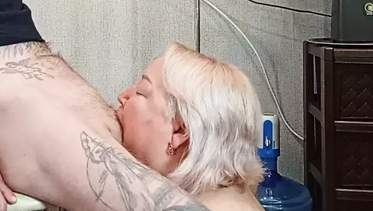 Arkadaşımın ağzını sıcak dölle dolduruyorum, onu yutuyor