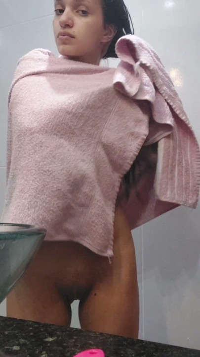 Seksi kız banyo yapıyor | Bölüm 1