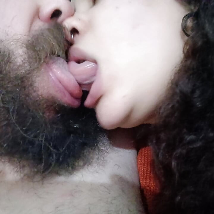 YAKıN ÇEKIM AZGıN ATEŞLI ÖPÜCÜK, SÜRTÜK SIKIŞIYOR VE GAVAT'ıN DILINI EMIYOR