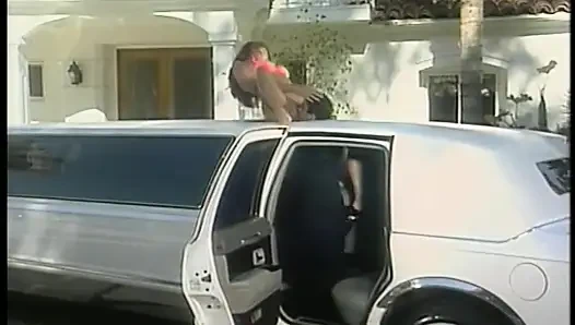 Güzel memeli seksi sürtük limuzinin arkasında sikiliyor