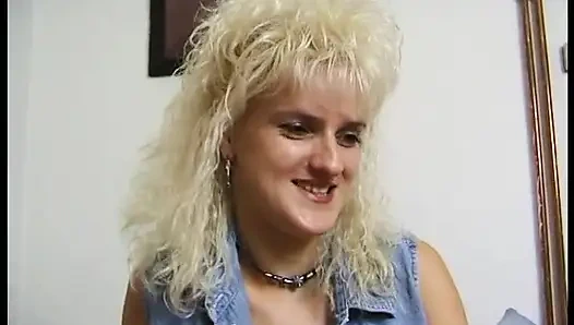 Sarışın Alman orta yaşlı seksi kadın tek başına iş yapıyor