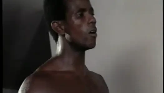 Genç sevimli sarışın Peacherino iyi asılı siyah delikanlı sert yarağıyla kıllı amını parçalarken eğleniyor
