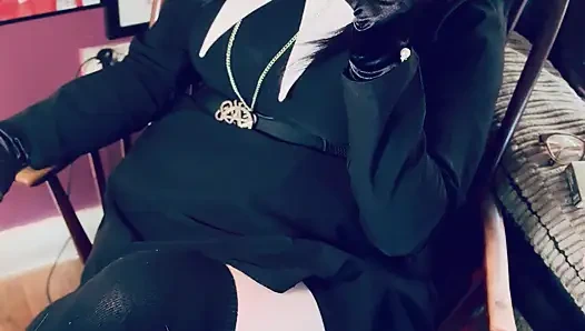 Wednesday addams, tina snua, chain saten eldivenle 2 sigara içiyor - sigara içen kadın sürükleniyor omi ome ucunu kuyruğuna sokuyor