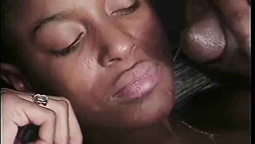 Azgın zenci adam zenci sürtüğü oral seks yaptıktan sonra sert sikiyor