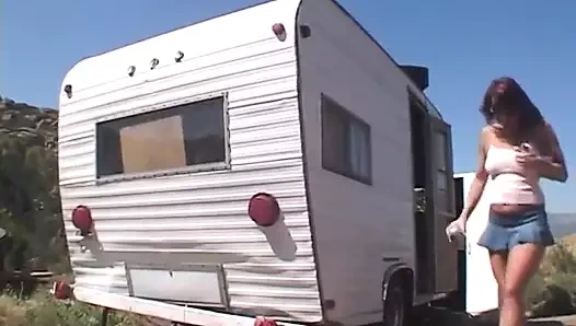 Üç lezbo orta yaşlı seksi kadın takma yarakla sikişiyor ve fragmanlarının dışında oyuncaklar yapıyor