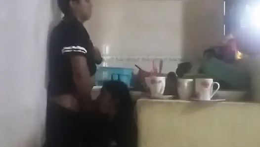 Hizmetçi mutfakta sikiliyor (karım neredeyse bizi buluyor)