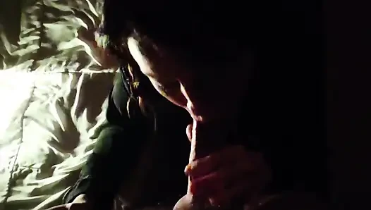 Karanlıkta sigara içen oral seks
