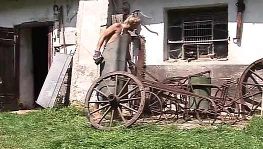 Harika vücutlu vahşi sarışın kadın açık havada sikişiyor