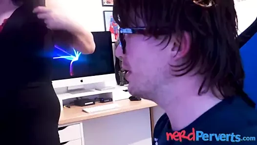 Sahte bir ajan tarafından kandırılan büyük memeli tombul genç kadın