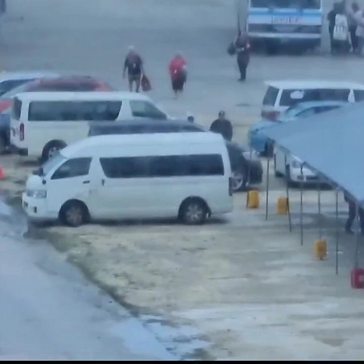 Dağınık sakso ve yüze boşalma