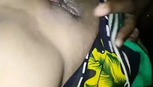 Desi village yenge ıslak kedi emdi